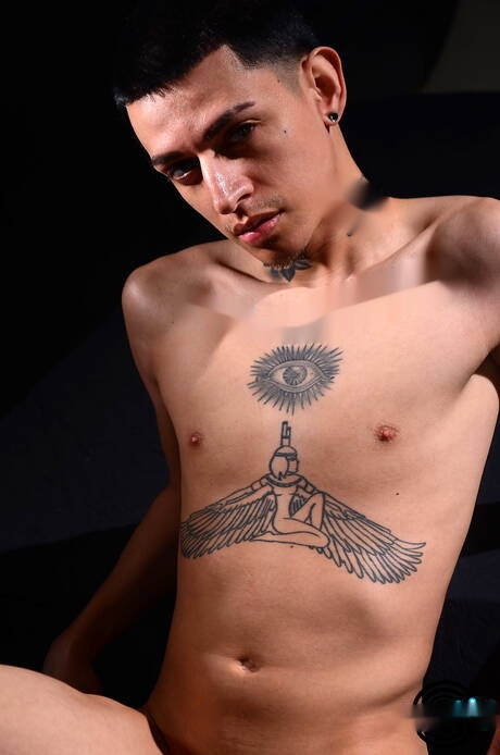 Il bel ragazzo latino Jordan Beatz stuzzica il suo cazzo