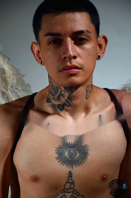 Il bel ragazzo latino Jordan Beatz stuzzica il suo cazzo