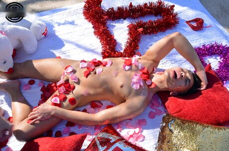 Der harte Kerl Dylan Nguyen und der gut gebaute Amerikaner Zack Randall haben einen guten Oralsex im Freien