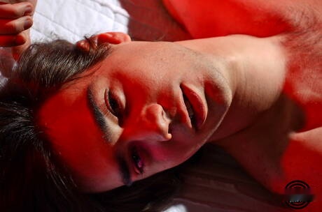 Der harte Kerl Dylan Nguyen und der gut gebaute Amerikaner Zack Randall haben einen guten Oralsex im Freien