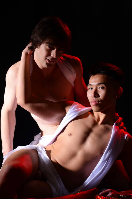 El duro Dylan Nguyen y el fornido estadounidense Zack Randall tienen un buen sexo oral al aire libre