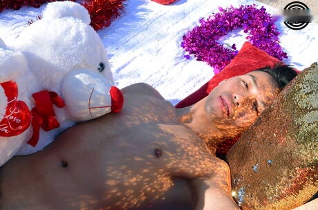 Der harte Kerl Dylan Nguyen und der gut gebaute Amerikaner Zack Randall haben einen guten Oralsex im Freien