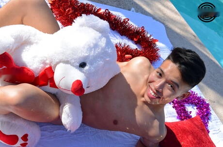 Der harte Kerl Dylan Nguyen und der gut gebaute Amerikaner Zack Randall haben einen guten Oralsex im Freien