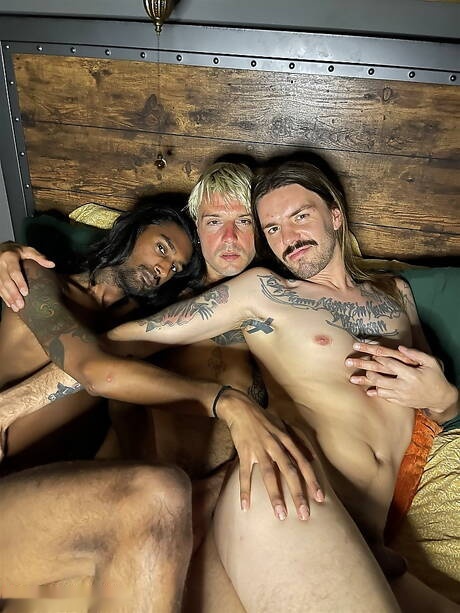 Die schamlosen Kumpels Murphy Maxwell, Christop und Zack Tokes haben einen heißen interracial Dreier-Sex
