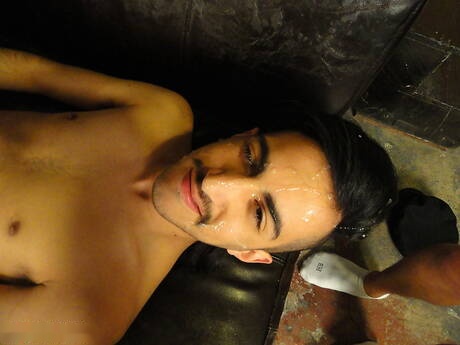 Il twink americano Alec Grey e il twink Charles Bronsin fanno un bel sesso anale