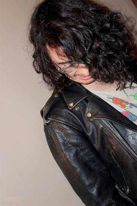 Der heiße Twink Rob Steele posiert nackt und zeigt seinen heißen Arsch