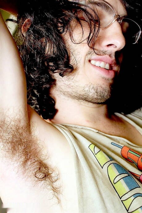 Der heiße Twink Rob Steele posiert nackt und zeigt seinen heißen Arsch