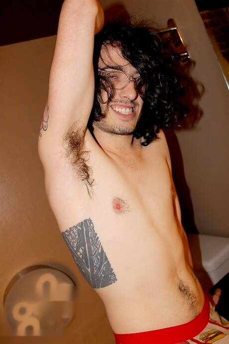 Der heiße Twink Rob Steele posiert nackt und zeigt seinen heißen Arsch