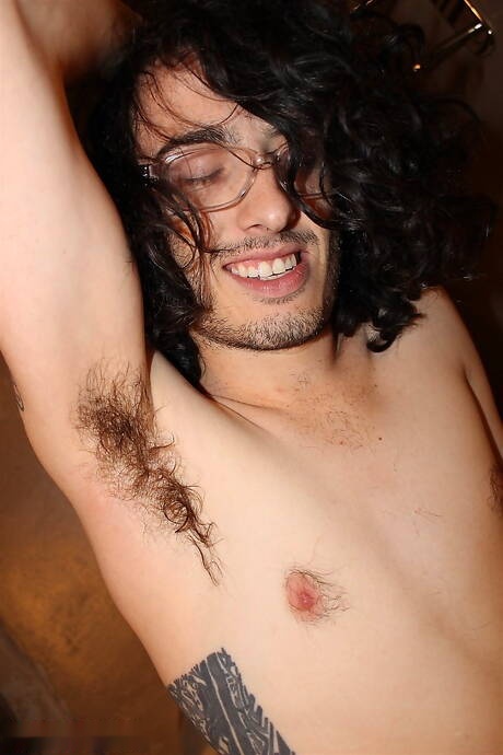 Der heiße Twink Rob Steele posiert nackt und zeigt seinen heißen Arsch