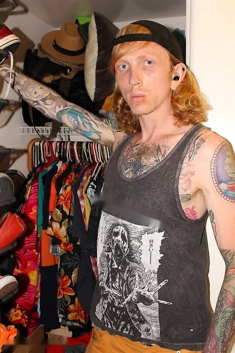 お風呂を楽しんでいる若いローガン・フラッド