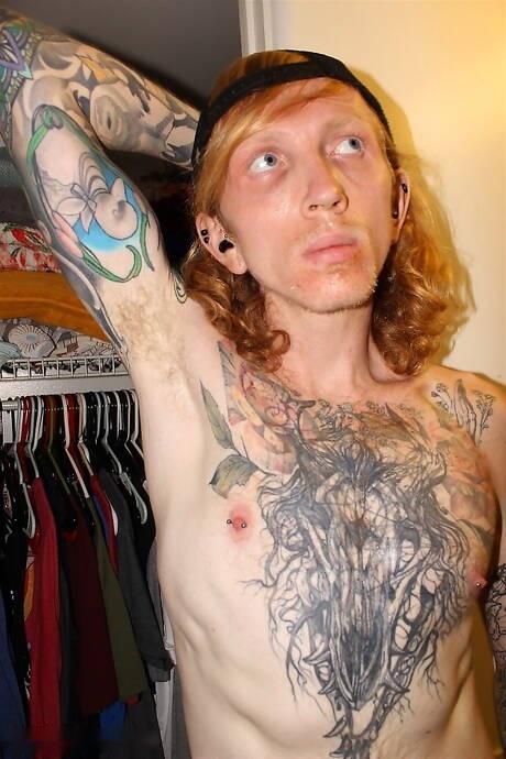 Il giovane Logan Flood si diverte facendo il bagno