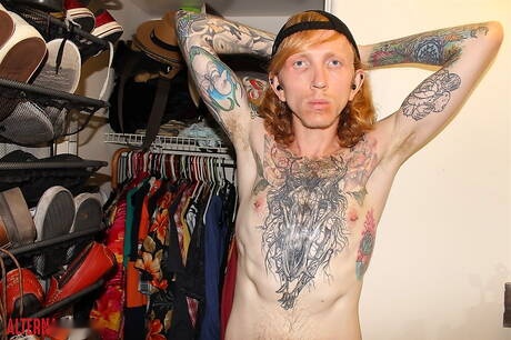 Il giovane Logan Flood si diverte facendo il bagno