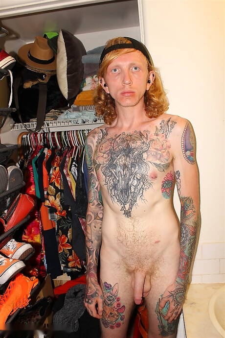 Il giovane Logan Flood si diverte facendo il bagno