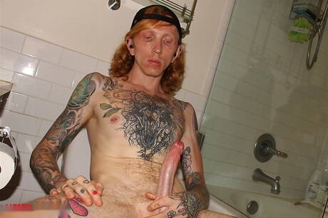 Il giovane Logan Flood si diverte facendo il bagno