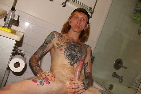 Il giovane Logan Flood si diverte facendo il bagno