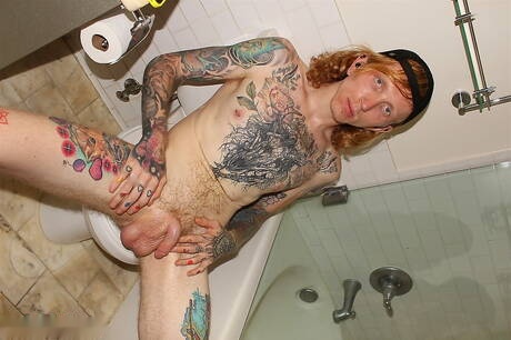 Il giovane Logan Flood si diverte facendo il bagno