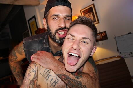 Der attraktive Kanadier Romeo Davis und der schöne Amerikaner Zak Bishop haben harten Analsex