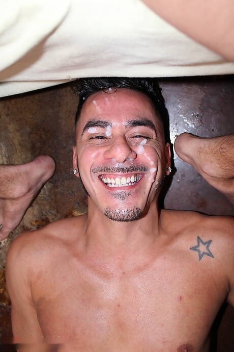 Twee Amerikaanse kerels, de goed gebouwde Cesar Xes en de gespierde Maxx Stoner, hebben een hete koppelscène