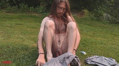 Giovane scoiattolo barbuto che si diverte all