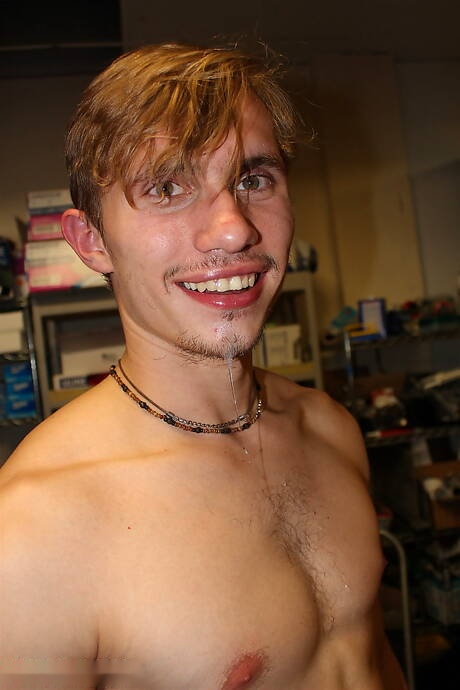 El galán Zach Murphy y el joven estadounidense Darron Bluu en una escena de mamadas