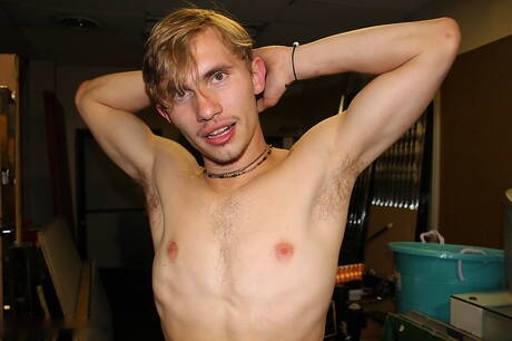 El galán Zach Murphy y el joven estadounidense Darron Bluu en una escena de mamadas