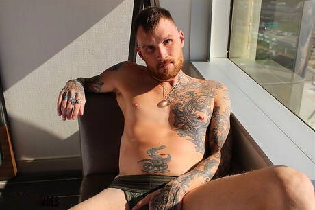 マッチョな男マット・コーヴンがチンポをシゴく