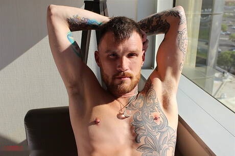 マッチョな男マット・コーヴンがチンポをシゴく