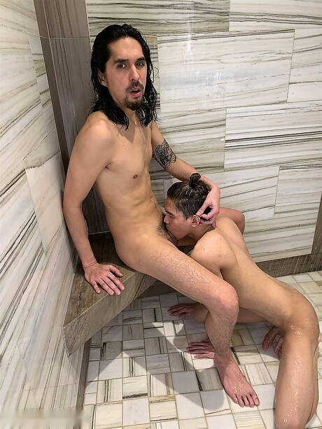 Alterna Dudes: Two american dudes muscular Maxx Stoner and twink Gavin Winters have a good oral sex in shower