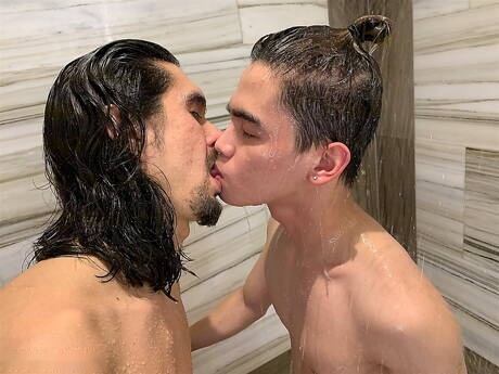 Dos americanos musculosos, Maxx Stoner y el jovencito Gavin Winters, tienen un buen sexo oral en la ducha.