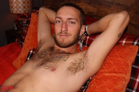 Taffy musclé et tordu pose nu