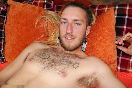 Taffy musclé et tordu pose nu