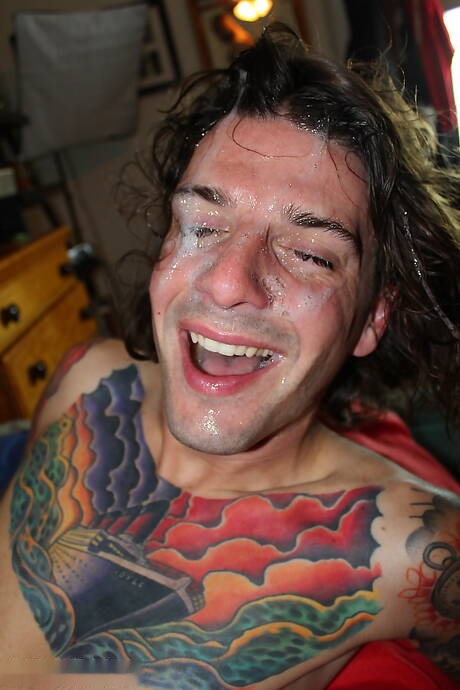 肌肉發達的 Christop 和黑人粗壯的 Timarrie Baker 進行了一場精彩的跨種族口交