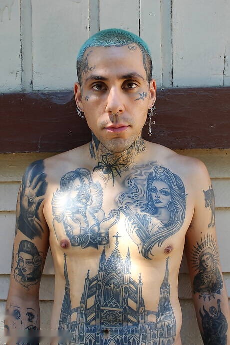 Lo stallone americano Lucy Hart e il twink Rave fanno un bel sesso orale all