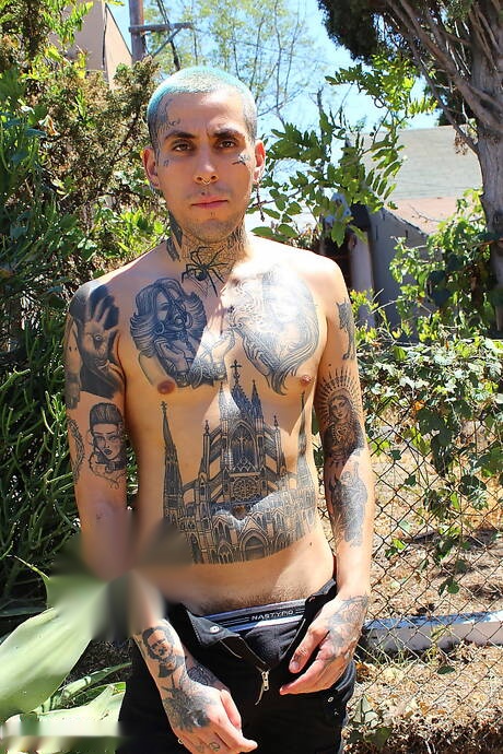 Lo stallone americano Lucy Hart e il twink Rave fanno un bel sesso orale all