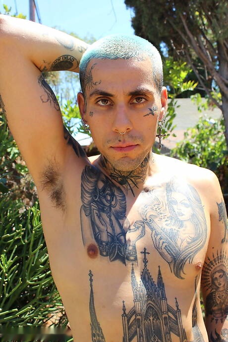 Lo stallone americano Lucy Hart e il twink Rave fanno un bel sesso orale all