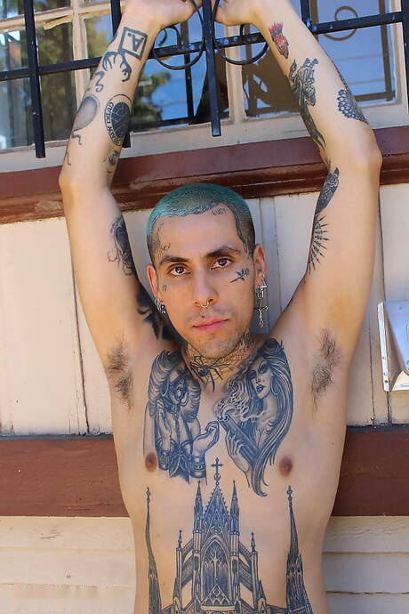 American stud Lucy Hart and twink Rave have a good oral sex outside