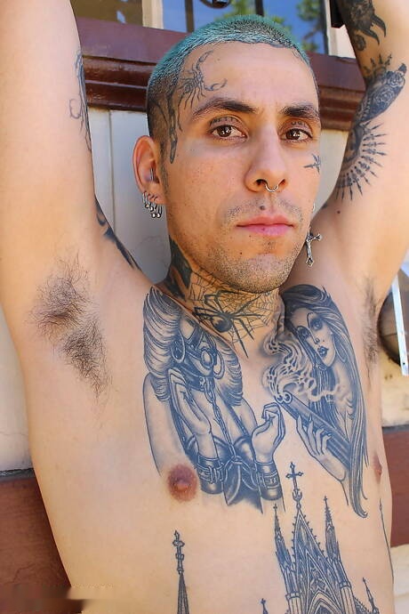 Lo stallone americano Lucy Hart e il twink Rave fanno un bel sesso orale all