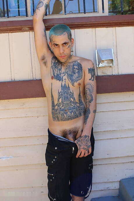 Alterna Dudes: American stud Lucy Hart and twink Rave have a good oral sex outside