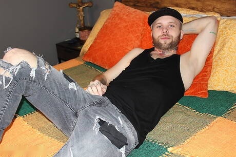 ハスキーな男ボー・モーガンがチンポを自慰する