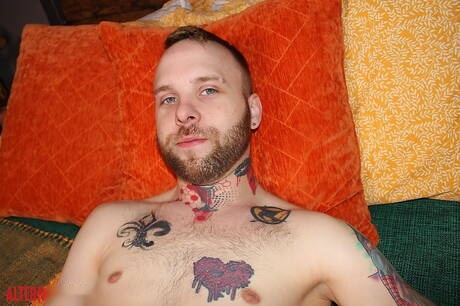 ハスキーな男ボー・モーガンがチンポを自慰する