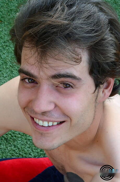 Il ragazzo muscoloso Derek Logan posa nudo e mostra il sedere in piscina