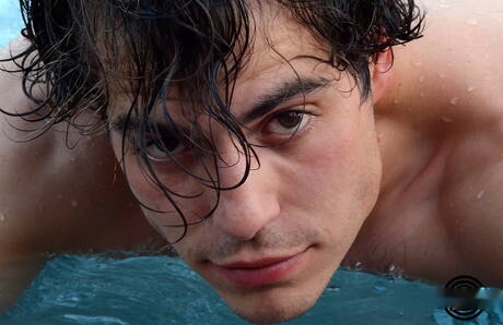 Il ragazzo muscoloso Derek Logan posa nudo e mostra il sedere in piscina