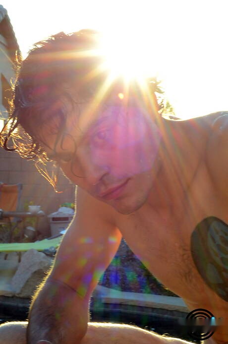 Il ragazzo muscoloso Derek Logan posa nudo e mostra il sedere in piscina