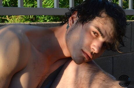 Il ragazzo muscoloso Derek Logan posa nudo e mostra il sedere in piscina