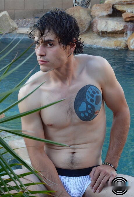 Il ragazzo muscoloso Derek Logan posa nudo e mostra il sedere in piscina