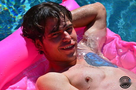 Il ragazzo muscoloso Derek Logan posa nudo e mostra il sedere in piscina