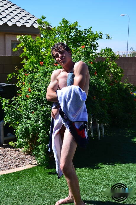 Il ragazzo muscoloso Derek Logan posa nudo e mostra il sedere in piscina