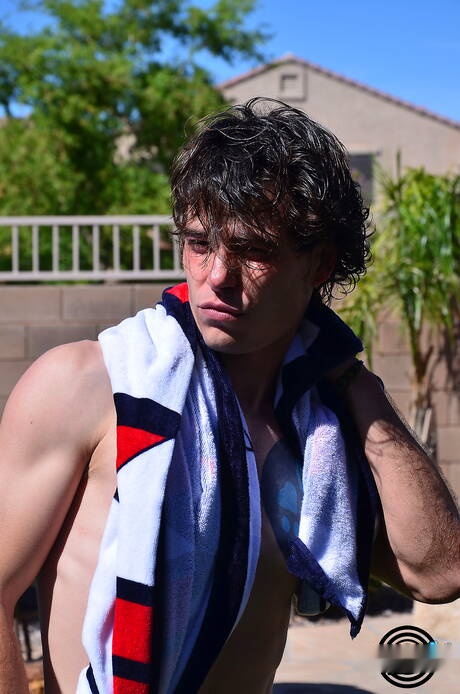 Il ragazzo muscoloso Derek Logan posa nudo e mostra il sedere in piscina