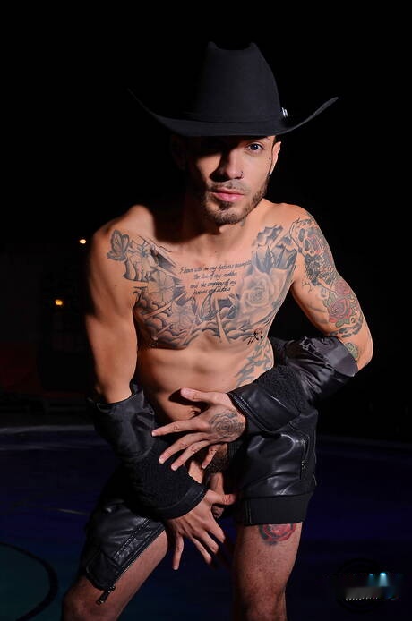 SpunkU: Hunk Boi Chino i latynoski twardziel Matthew Grande pozują nago na zewnątrz