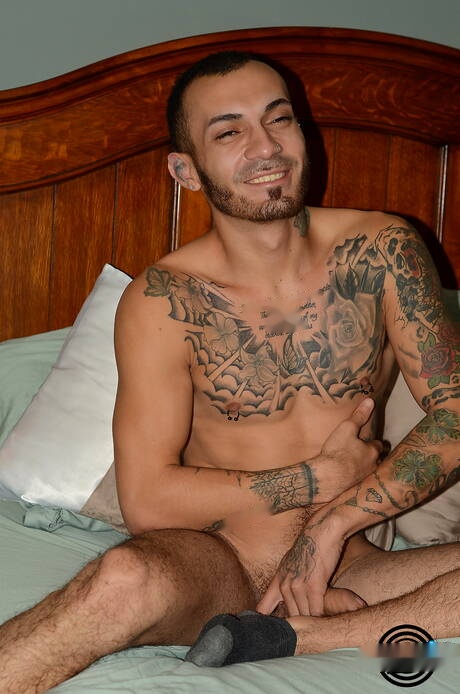 Hunk Boi Chino en Latijns-Amerikaanse stoere kerel Matthew Grande poseren naakt in de buitenlucht